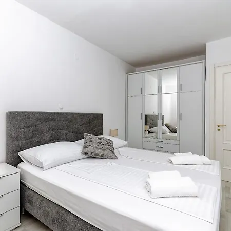 Mrs Brightside Spalato